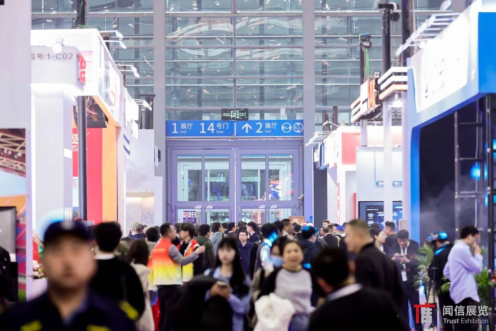 人氣狂飆！走進LED CHINA 2024展會，領(lǐng)略全產(chǎn)業(yè)鏈聲光視訊融合魅力